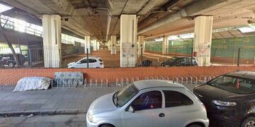 Virrey Ceballos 1248, debajo de la autopista 25 de Mayo, donde quemaron a una mujer\u002E (captura)
