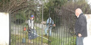 Desmalezan terrenos en Villa Carlos Paz, (Foto: prensa municipal)\u002E