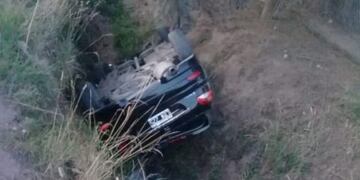 Chocaron dos autos y uno terminó en una zanja