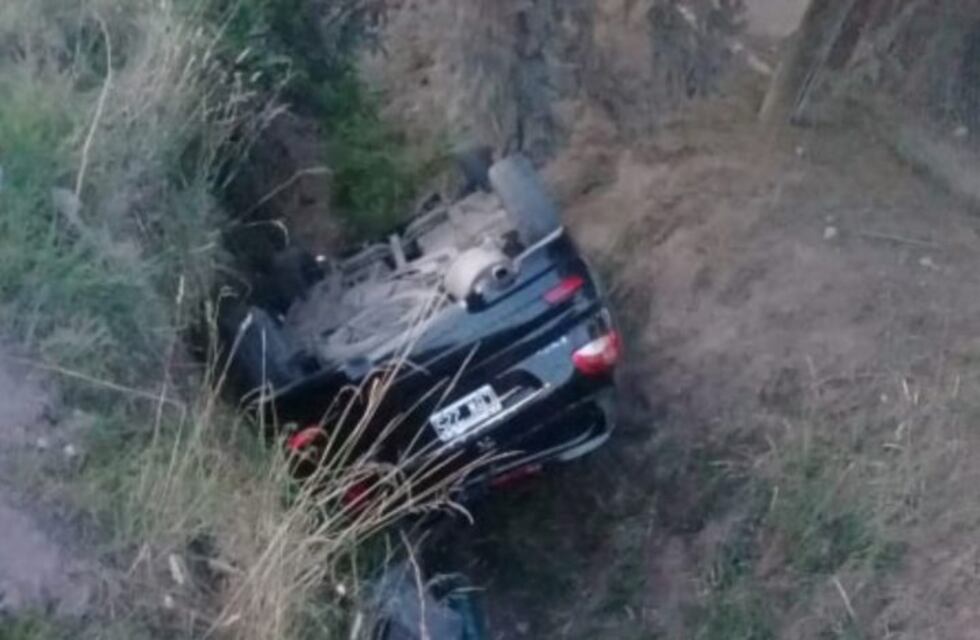 Chocaron dos autos y uno terminó en una zanja