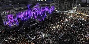 Miles de mujeres se manifiestan frente al Congreso\u002E (@soyingridbeck)