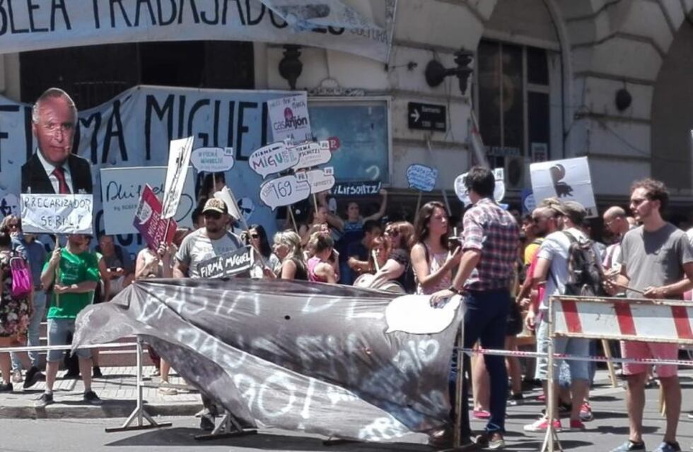 Ruidosa protesta con corte de tránsito de trabajadores de Cultura en Sarmiento y Mendoza