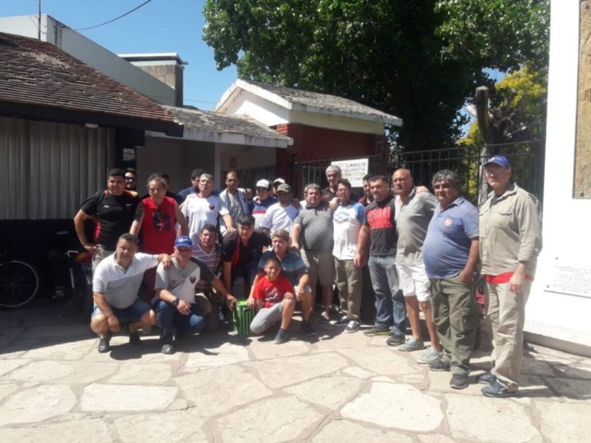 Los trabajadores posaron después de recibir los regalos\u002E (@jbattagliotti)