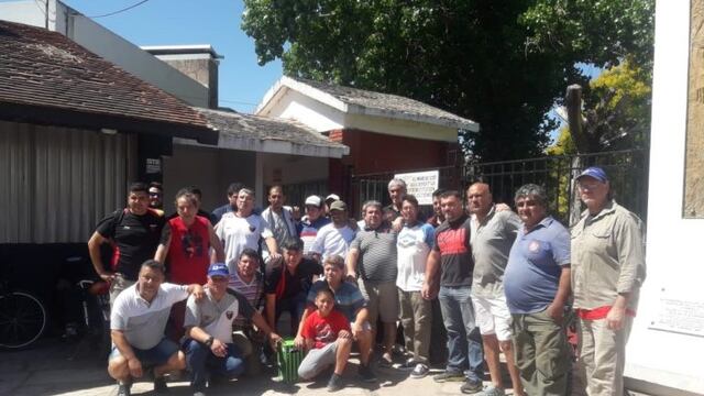 Los trabajadores posaron después de recibir los regalos\u002E (@jbattagliotti)