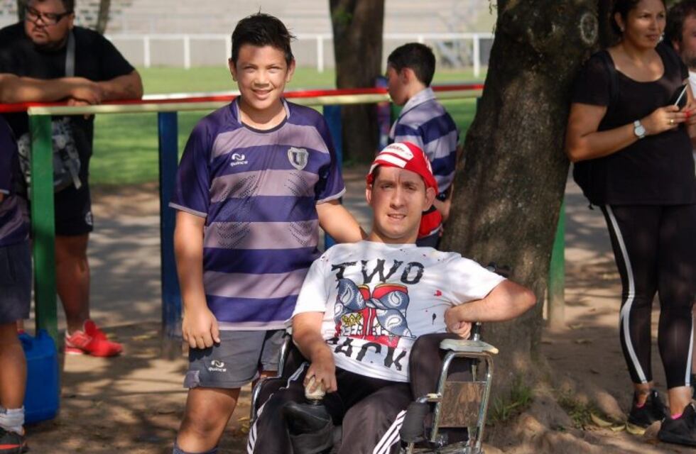 Entró a la cancha con su silla de ruedas y marcó un try