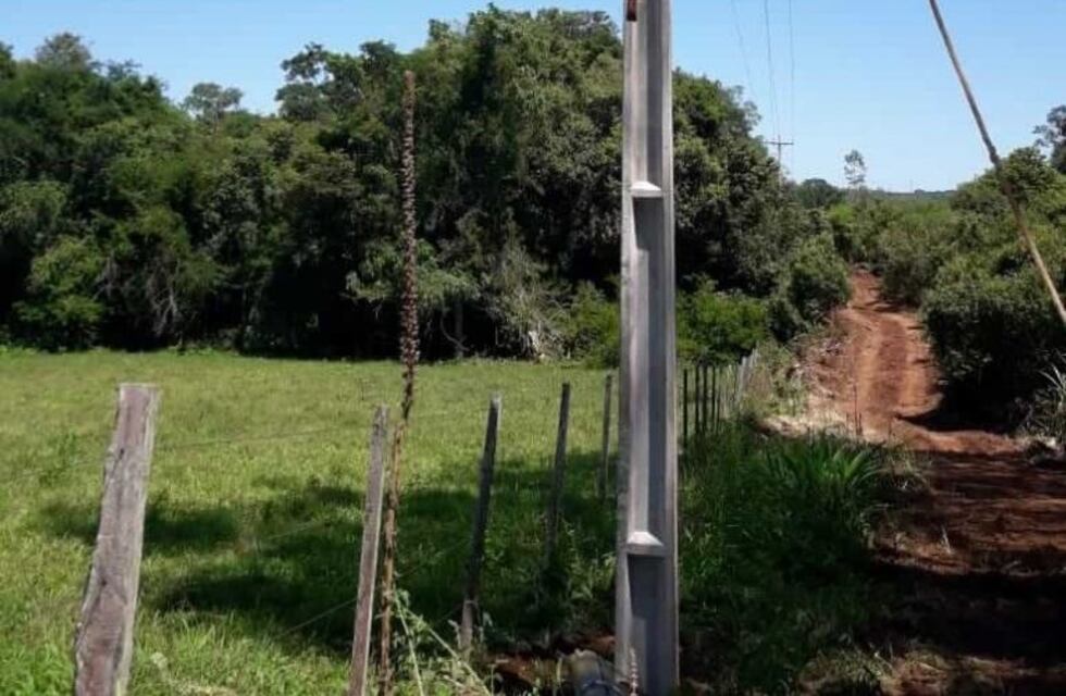 Cooperativa eléctrica de Oberá coloca postes de hormigón en San Martín