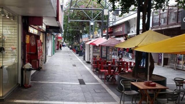 Los comercios de Córdoba tendrán horarios especiales en vísperas de ambas fiestas.