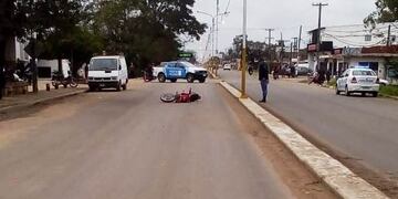 La motocicleta impactó contra la columna de alumbrado de la Av\u002E san Martin