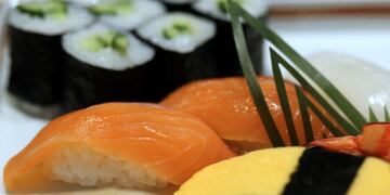 A dish of traditional Edomae sushi sits on display at the Global Sushi Challenge competition 2015 in Tokyo, Japan, on Wednesday, Sept. 2, 2015. The highest price offered for tuna at the first auction of the year at the Tsukiji fish market averages about 14.5 million yen over the past 10 years, according to the Tokyo Metropolitan Central Wholesale Market website. Photographer: Yuriko Nakao/Bloomberg japon tokio japon competencia Global Sushi Challenge cocina desafio chefs sushi preparativos sushi