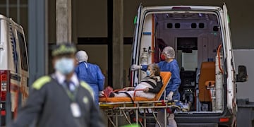 10 August 2020, Argentina, Buenos Aires: Medics transport a woman infected with COVID-19 into a hospital amid a surge in coronavirus cases in the country\u002E Photo: Roberto Almeida Aveledo/ZUMA Wire/dpa