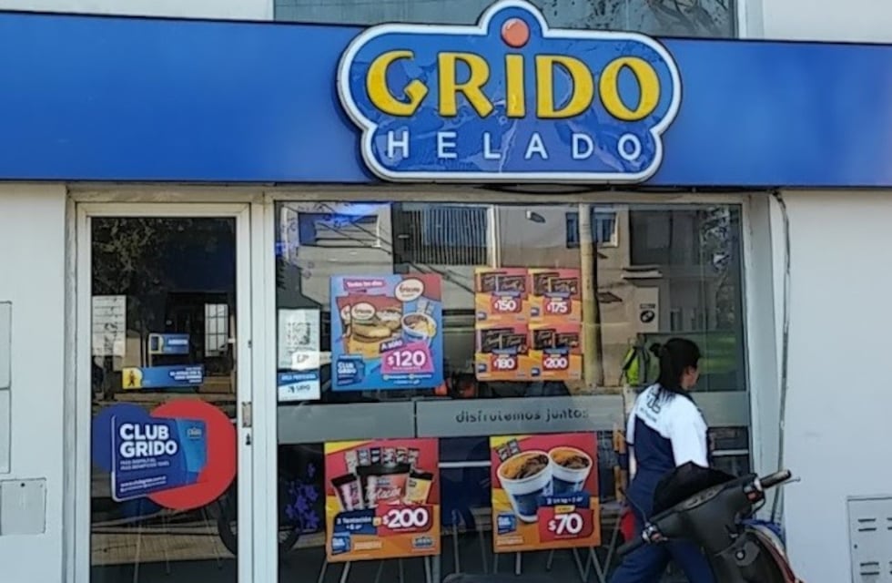 Insólito: hombre entró vestido con bombacha y corpiño a una heladería y casi rompe una vidriera