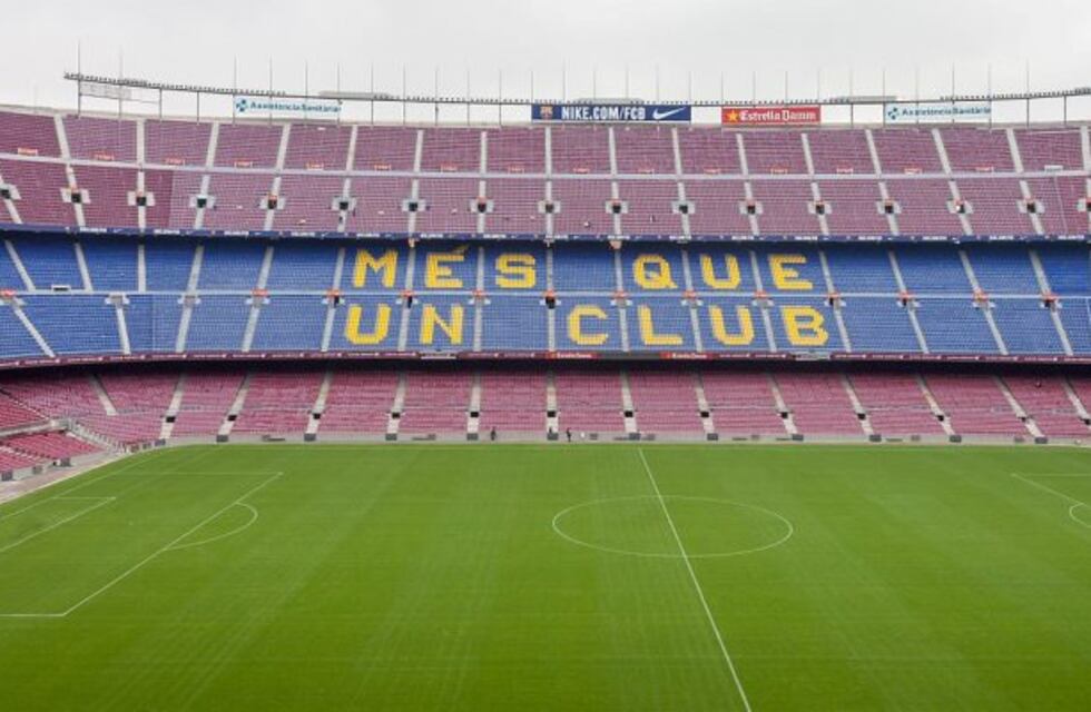 La increíble renovación del césped del Camp Nou, en menos de un minuto