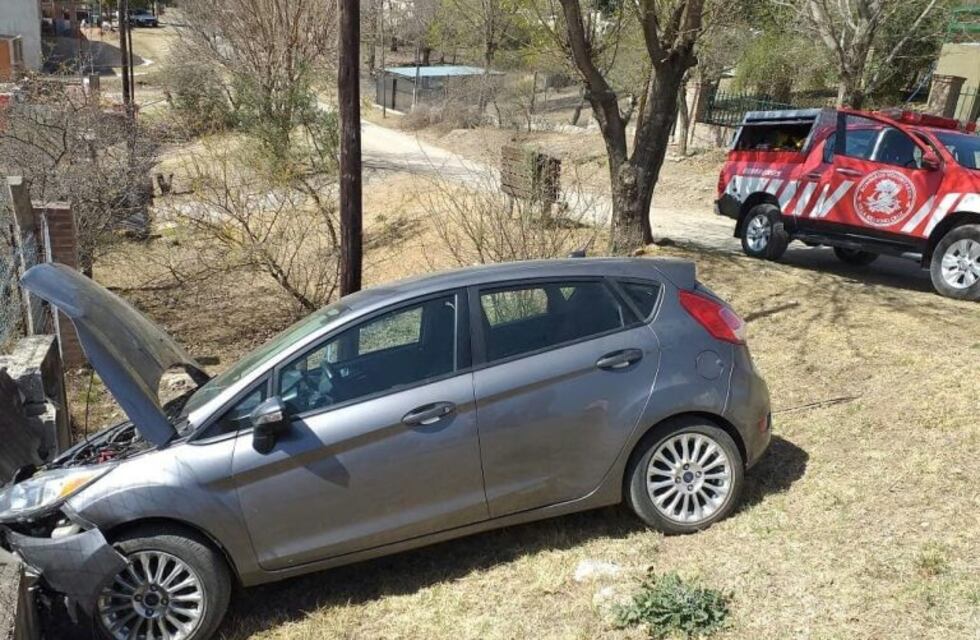 Un auto terminó incrustado en una casa ubicada en Mayu Sumaj
