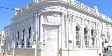 La entidad tiene oficinas frente a la Plaza 25 de Mayo de Reconquista\u002E (Google Street View)