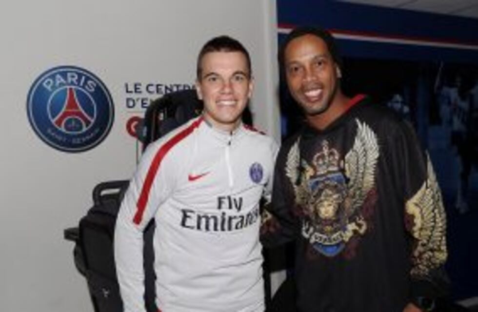 Lo Celso recibió la visita de Ronaldinho en el entrenamiento del PSG