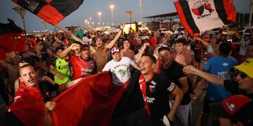 Hinchas de Colón en la previa del partido en Asunción\u002E (EFE)