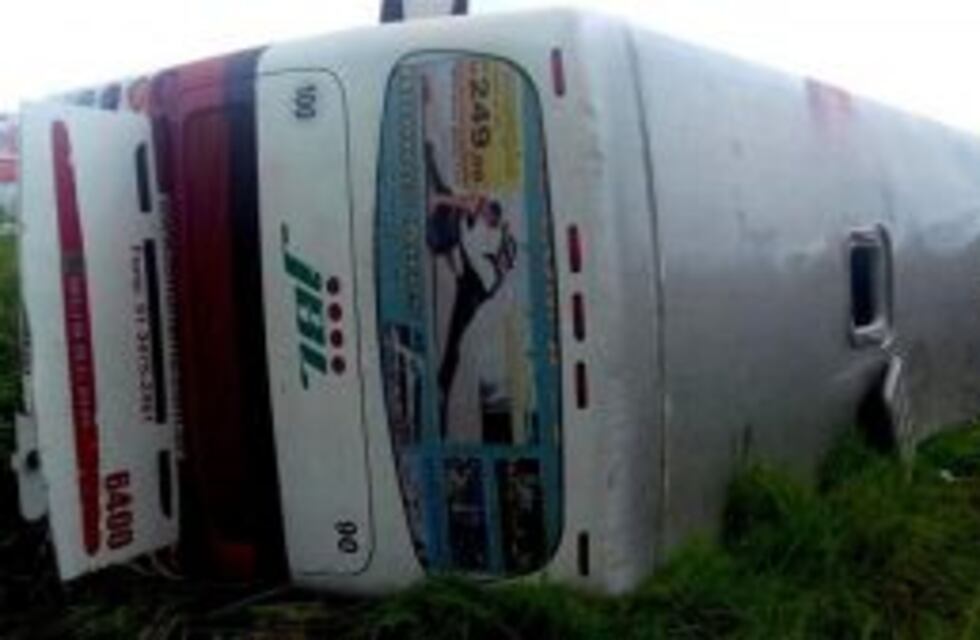 Un micro que llevaba jubilados volcó en la ruta 14 a la altura de Entre Ríos: hay dos heridos