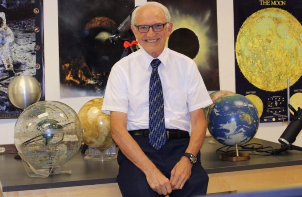 Un profesor de química se convirtió en viral por tener una particular manera de enseñar