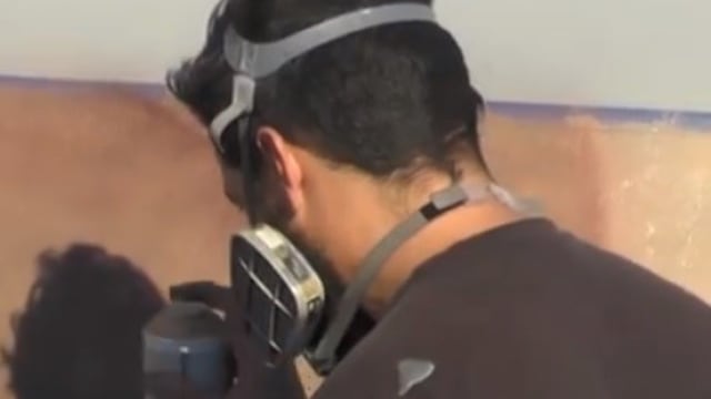 Niño de Cobre pintando un mural en la ciudad de Santa Fe\u002E (Facebook)