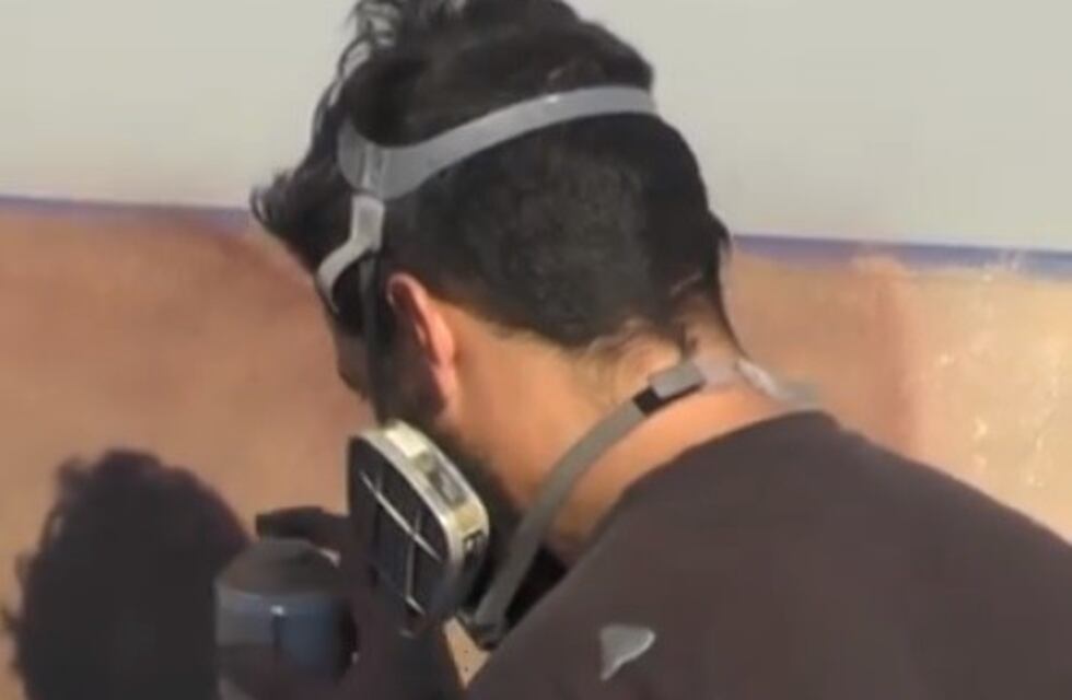 Su hijo escondió un aerosol en el horno y le explotó al sacar la comida