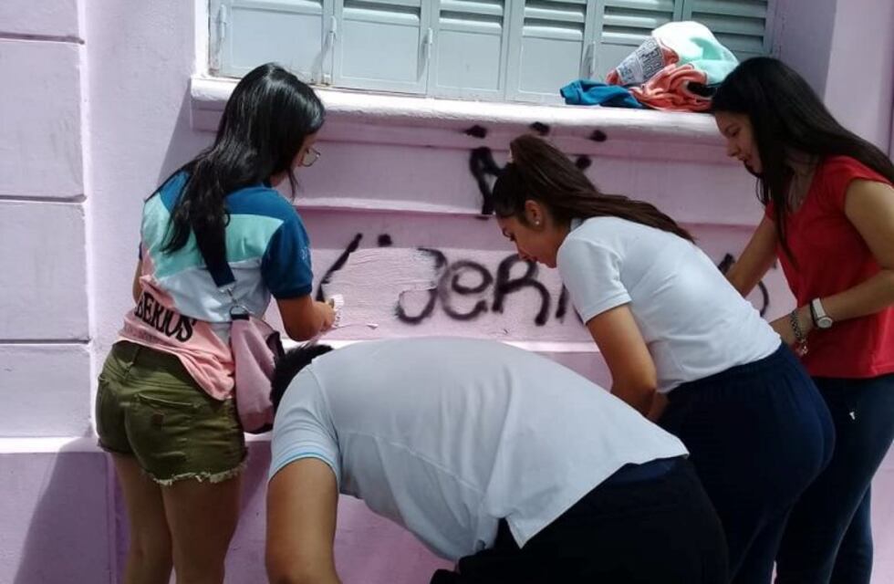 Alumnos del último año pintaron paredes y después salieron a reparar los daños