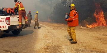 Unos 400 efectivos y 11 aviones hidrantes combatiendo el fuego en las sierras cordobesas\u002E (Foto: Gobierno de Córdoba)\u002E