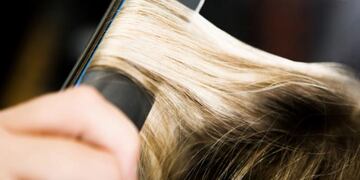 Se planchaba el pelo con un peligroso elemento y armó un revuelo en las redes. (Imagen Ilustrativa)