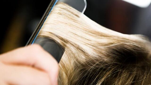 Se planchaba el pelo con un peligroso elemento y armó un revuelo en las redes. (Imagen Ilustrativa)