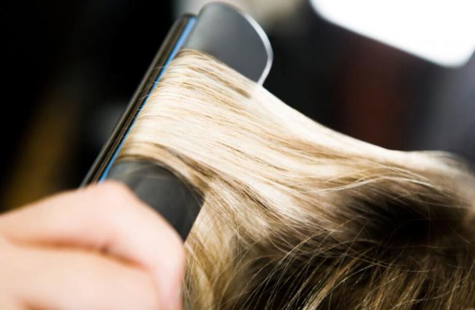 “No me quemés”: grabaron a una cordobesa planchándose el pelo con un peligroso elemento