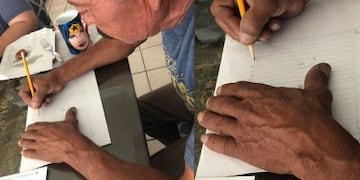 El video de un abuelo que se hizo viral por aprender a escribir en la cuarentena