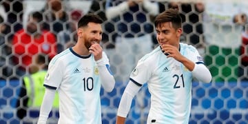 Paulo Dybala junto a Messi\u002E