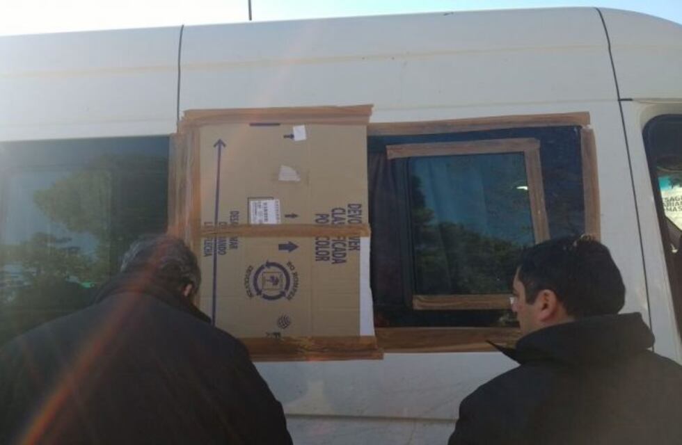 Apedrearon la camioneta de un cantante santafesino mientras viajaba a un show