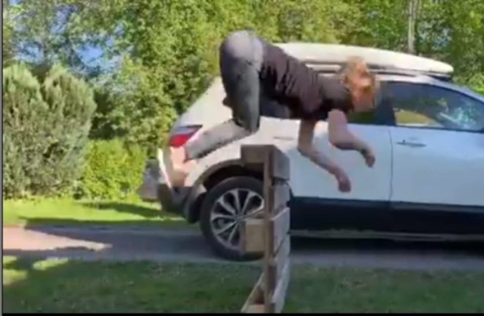 Viral: el insólito video de la mujer que se cree caballo y salta vallas en "cuatro patas"