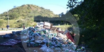 El camión llevaba comida para perros y se quedó sin frenos\u002E