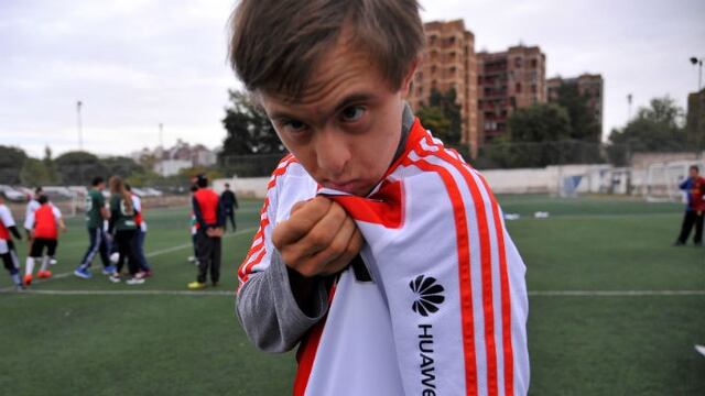 Rafa mostru00f3 la camiseta de River que le regalu00f3 el Muu00f1eco Gallardo.