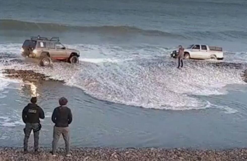 Increíble: rompió la cuarentena, se fue a la playa y la marea atrapó la camioneta