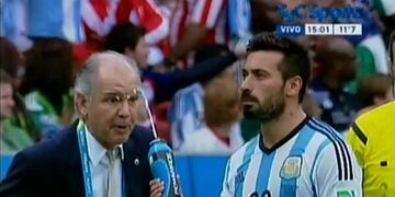 El momento en que Lavezzi le tira un chorro de agua al DT Sabella