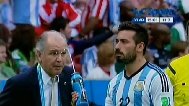 El momento en que Lavezzi le tira un chorro de agua al DT Sabella