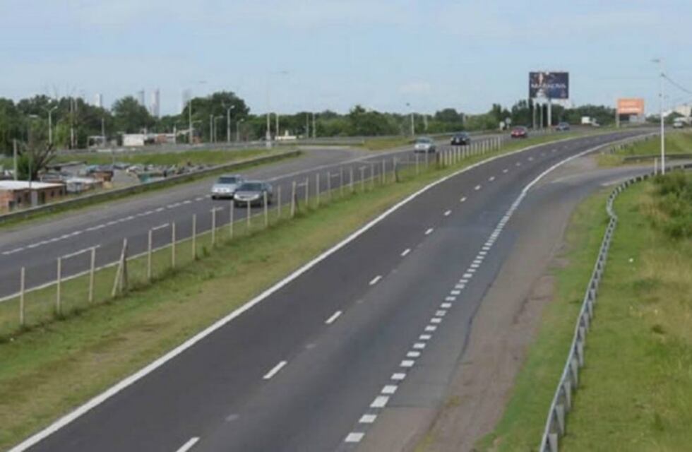 Intentó cruzar la autopista Rosario-Córdoba y murió atropellado