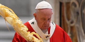 Pope Francis gathers his thoughts while holding a palm branch as he celebrates Palm Sunday mass behind closed doors at St\u002E Peter's Basilica on April 5, 2020 in The Vatican, during the lockdown aimed at curbing the spread of the COVID-19 infection, caused by the novel coronavirus\u002E (Photo by Alberto PIZZOLI / POOL / AFP)