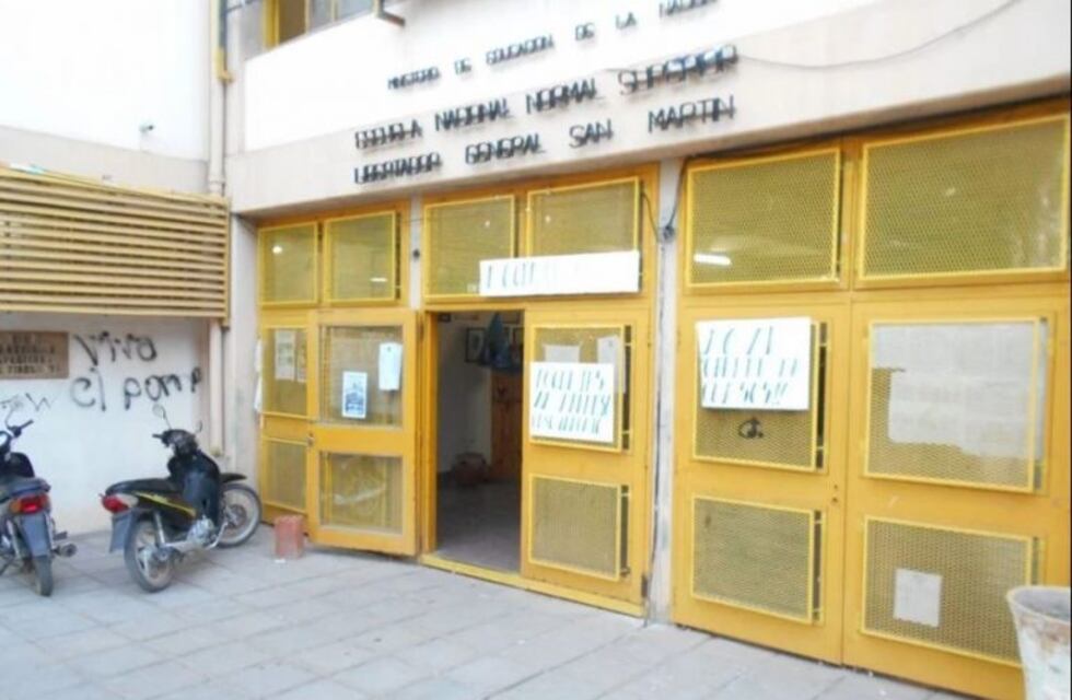 Denuncian falta de bancos en una escuela catamarqueña