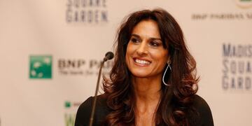 NEW YORK, NY - MARCH 09: BNP Paribas Showdown player Gabriela Sabatini speaks to the media during a press conference at Essex House on March 9, 2015 in New York City\u002E Mike Stobe/Getty Images/AFP\r\n== FOR NEWSPAPERS, INTERNET, TELCOS & TELEVISION USE ONLY ==\r\n nueva york eeuu gabriela sabatini extenista argentina presentacion exhibicion Paribas Showdown partido de tenis conferencia de prensa