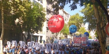 Docentes marchan hacia Plaza de Mayo en reclamo de la apertura de una paritaria nacional\u002E (Twitter)