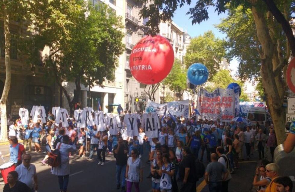 Docentes marcharon hacia Plaza de Mayo en reclamo de la apertura de una paritaria nacional