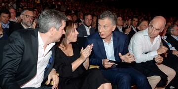 BAS02. BUENOS AIRES (ARGENTINA), 02/03/2017.- Fotografu00eda cedida por la Presidencia de Argentina que muestra al jefe del Gabinete de Ministros, Marcos Peu00f1a (i); la gobernadora de la provincia de Buenos Aires, Maru00eda Eugenia Vidal (2-i), el presidente Mauric