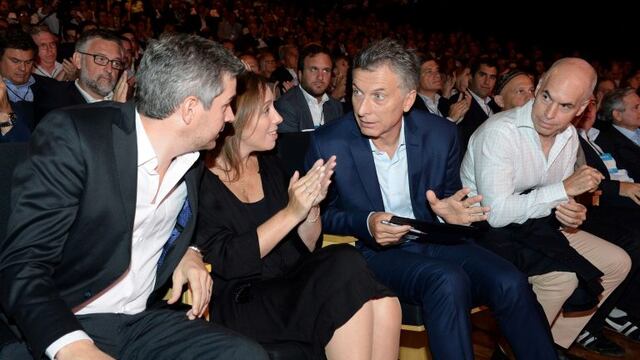 BAS02. BUENOS AIRES (ARGENTINA), 02/03/2017.- Fotografu00eda cedida por la Presidencia de Argentina que muestra al jefe del Gabinete de Ministros, Marcos Peu00f1a (i); la gobernadora de la provincia de Buenos Aires, Maru00eda Eugenia Vidal (2-i), el presidente Mauric