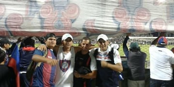 José María junto a sus amigos en la cancha (Web)