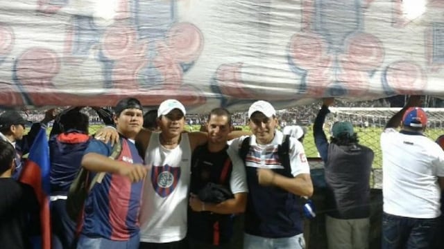 José María junto a sus amigos en la cancha (Web)