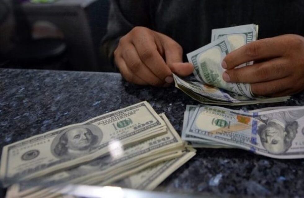 Cayó 37% la compra de dólares para ahorro y viajes en enero