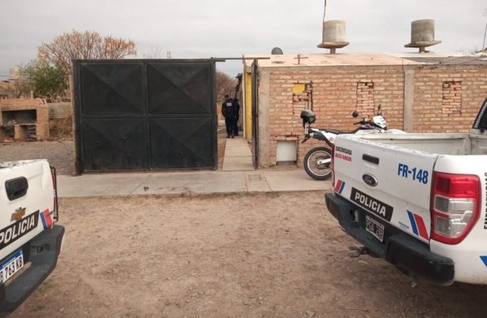 Por una denuncia anónima, cayeron 5 personas detenidas en una fiesta clandestina